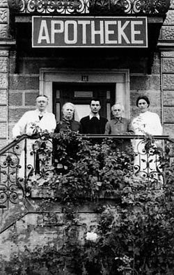 Neuanfang 1949 in K&uuml;ps (Oberfranken): Heinrich Hofmann II mit Frau Johanna (in wei&szlig;) und Heinrich Hofmann III in der Mitte